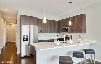 2420 W Fillmore St, Unit 2 in Chicago, IL - Building Photo - Building Photo