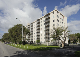 Harbor Pointe in Miami, FL - Building Photo - Building Photo