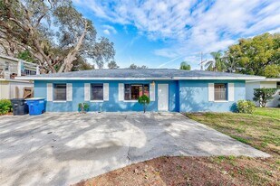 1668 Cleveland St in Clearwater, FL - Building Photo