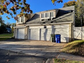 4 Sycamore Ln in West Hartford, CT - Building Photo - Building Photo