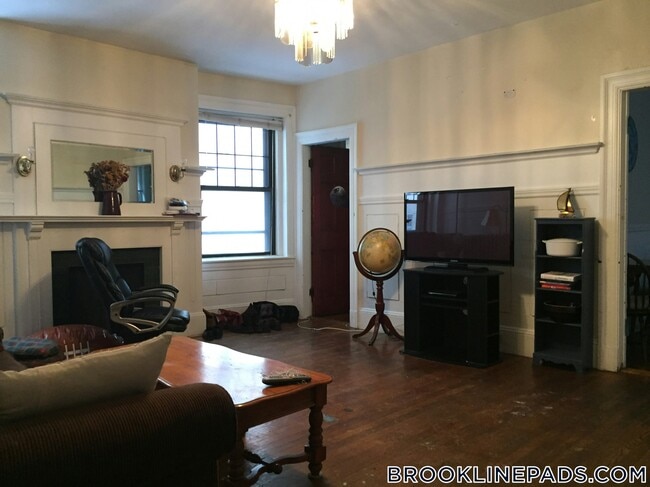 1247 Beacon St, Unit 2 in Brookline, MA - Building Photo - Building Photo