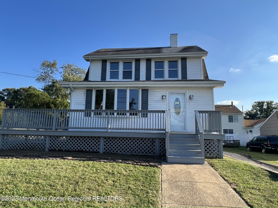 39 Verdun Pl in Middletown, NJ - Building Photo