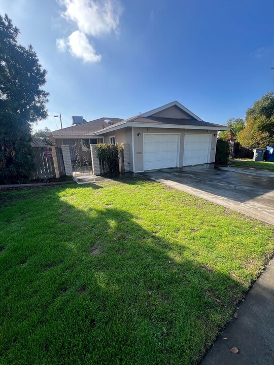 2337 W Michigan Ave in Fresno, CA - Building Photo