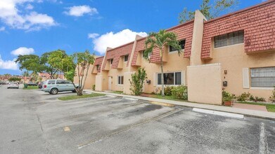 6 Spinning Wheel Ln in Tamarac, FL - Building Photo - Building Photo