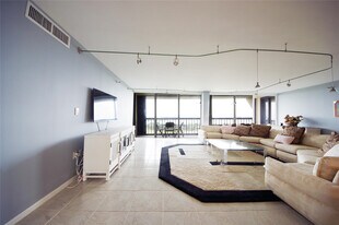 2480 Presidential Way in West Palm Beach, FL - Building Photo