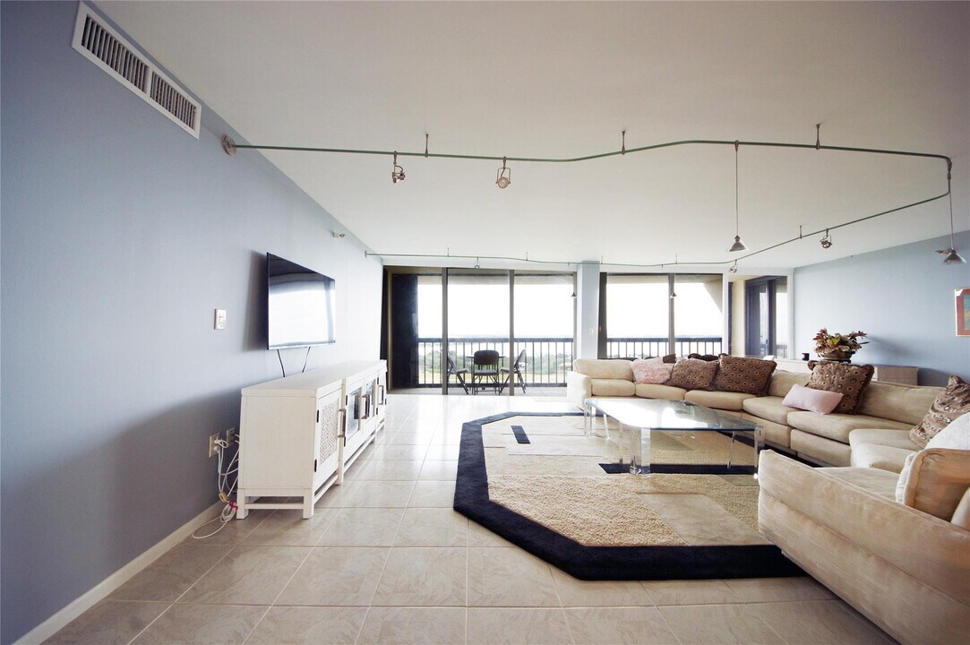 2480 Presidential Way in West Palm Beach, FL - Building Photo