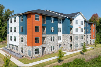 Fox Crossing Luxury Apartments in Durham, NC - Building Photo - Building Photo