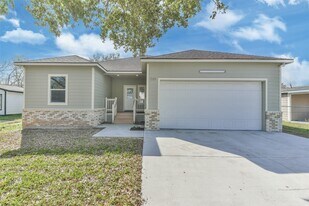 501 W Francis St in Baytown, TX - Building Photo