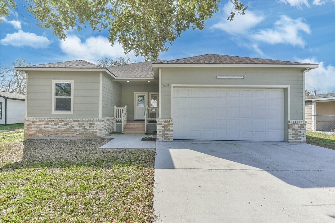 501 W Francis St in Baytown, TX - Building Photo