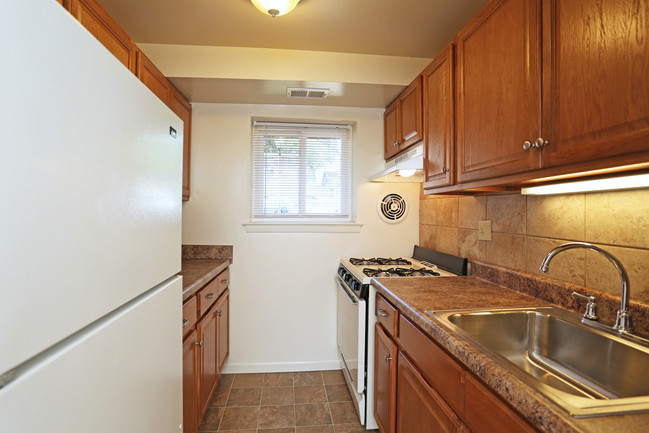 Canal House Apartments in Morrisville, PA - Building Photo - Interior Photo