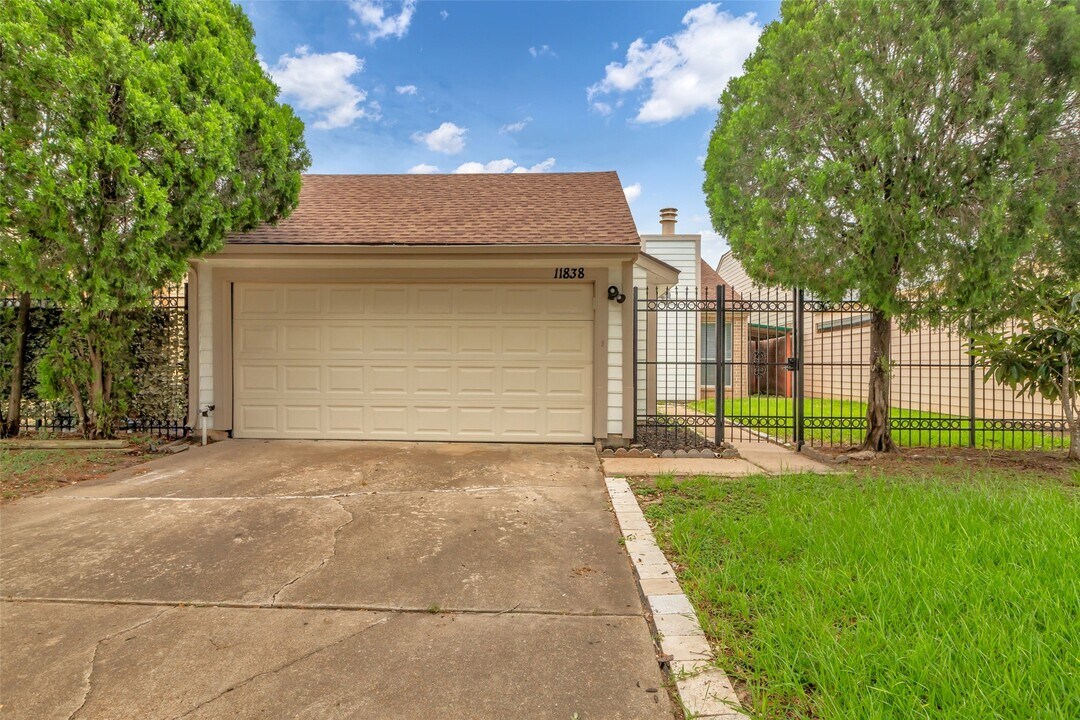 11838 Plumbrook Dr in Houston, TX - Building Photo