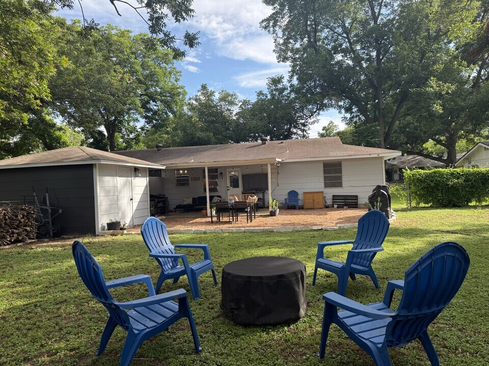 2159 Gruene Rd in New Braunfels, TX - Building Photo