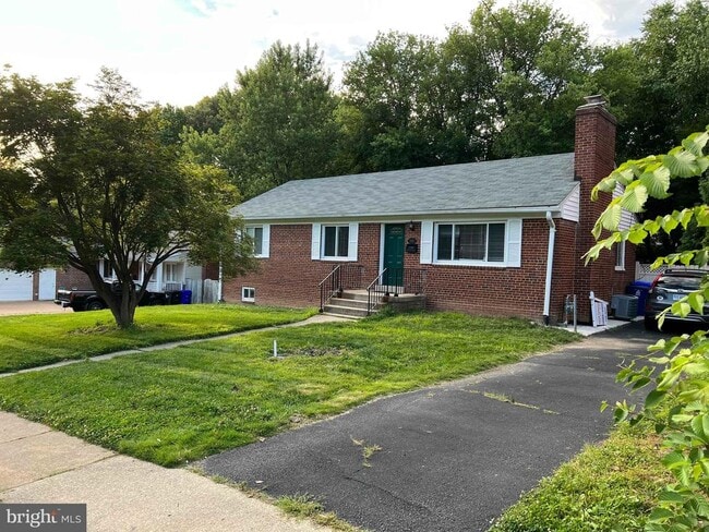 property at 5305 Yorktown Blvd