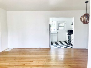 5586 W 82nd St in Los Angeles, CA - Building Photo - Building Photo