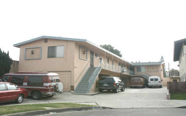 10600 Parrot Ave in Downey, CA - Foto de edificio