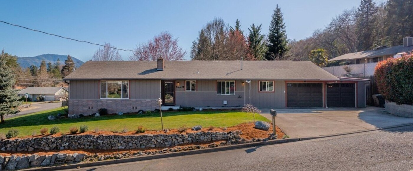 903 NW Hewitt Ln in Grants Pass, OR - Building Photo