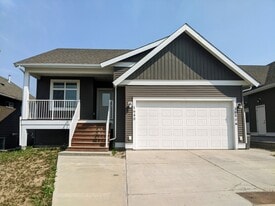 1648-1687 87 Ave in Dawson Creek, BC - Building Photo