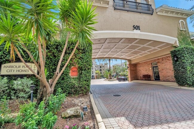 501 Knights Run Ave in Tampa, FL - Building Photo - Building Photo