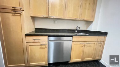 AMAZING ONE BEDROOM APARTMENT!! AMAZING DE in New York, NY - Building Photo - Building Photo