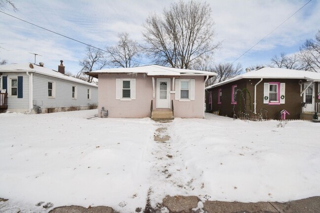 property at 810 9th Ave SW