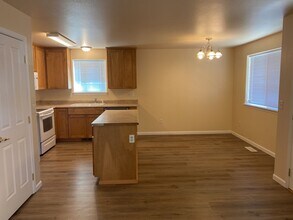 617-619 Valley Heart Ln in Central Point, OR - Building Photo - Building Photo