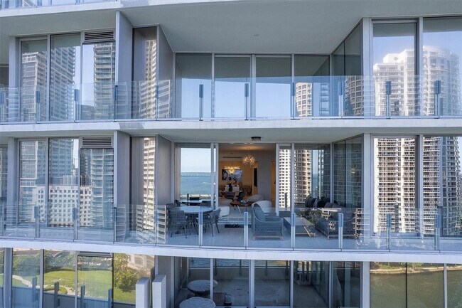 300 Biscayne Boulevard Way, Unit 1604 in Miami, FL - Building Photo - Building Photo