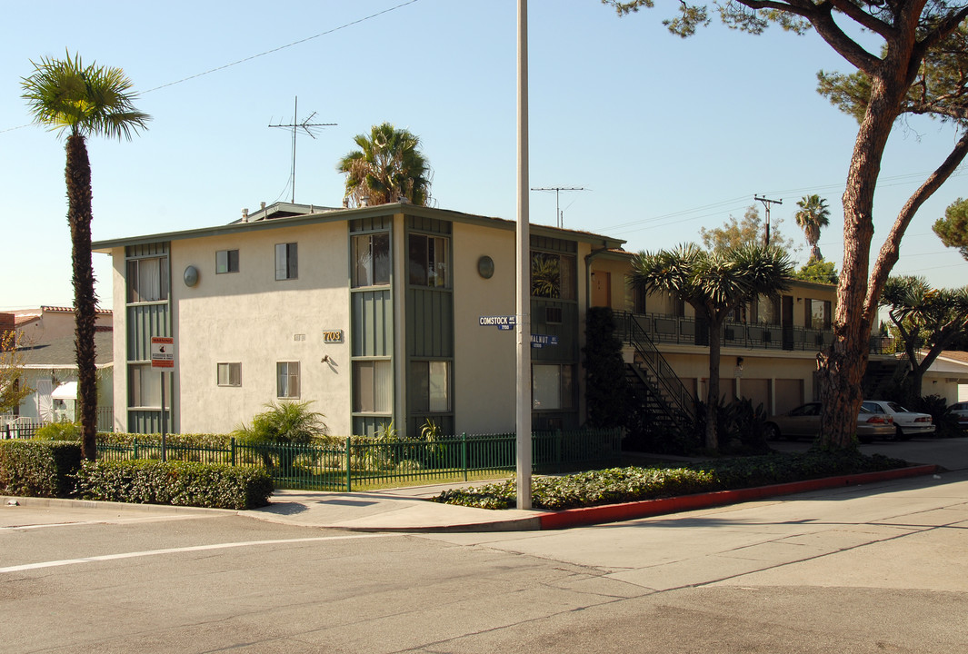 7703 Comstock Ave in Whittier, CA - Foto de edificio