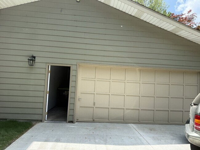 1401 Bayberry Ln in Midland, MI - Building Photo - Building Photo