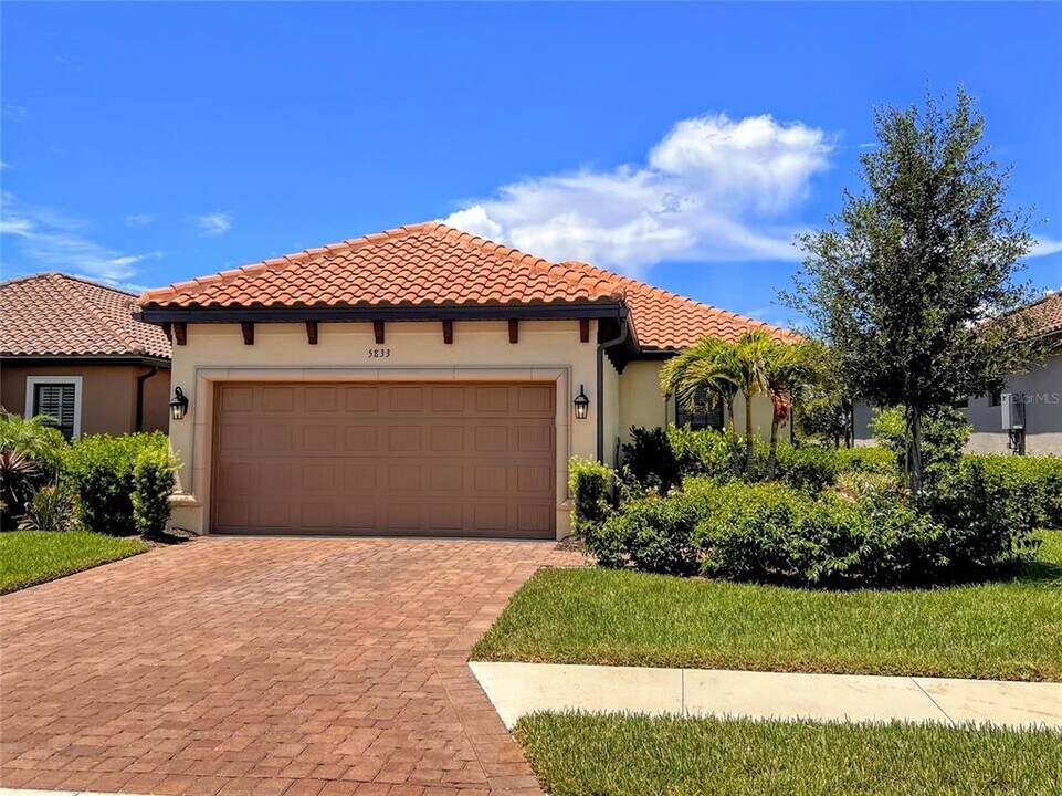 5833 Semolino St in Nokomis, FL - Building Photo
