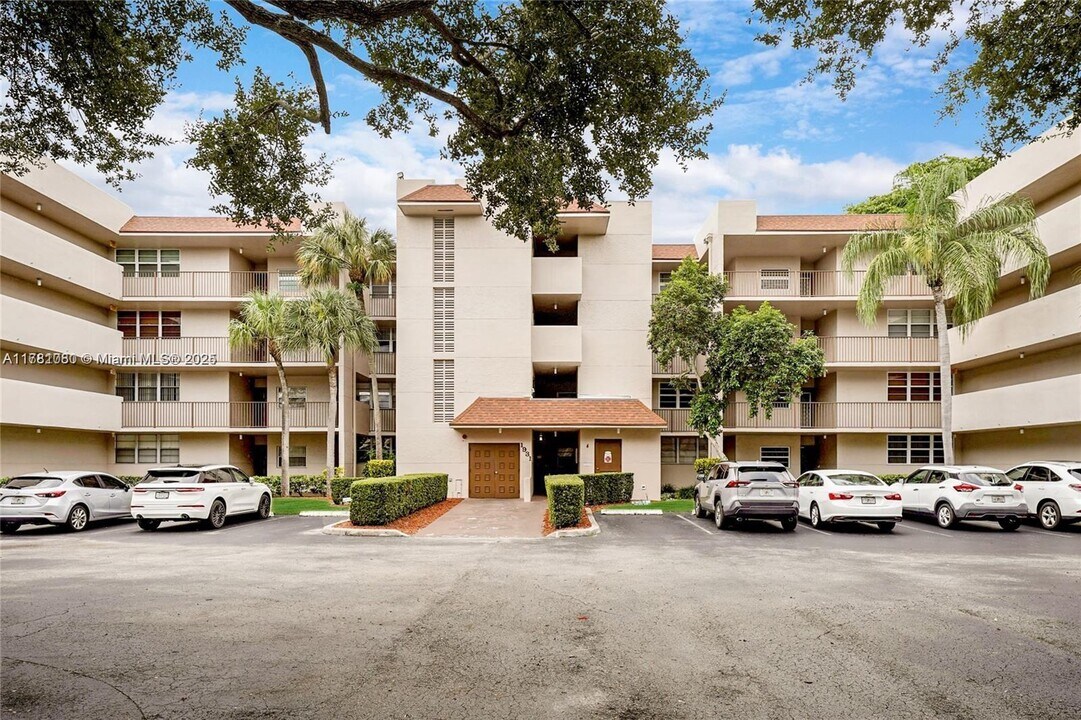 9510 Seagrape Dr in Davie, FL - Building Photo