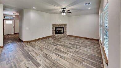 4220 Royal Garden Dr in Yukon, OK - Building Photo - Building Photo