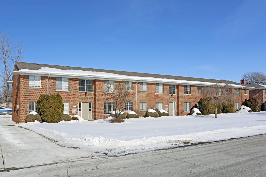 Lake Breeze Apartments in Harrison Township, MI - Building Photo