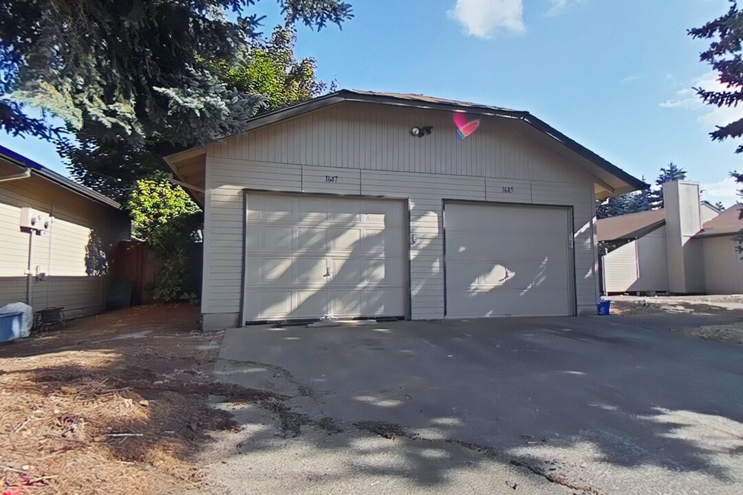 1645 SE 23rd Ct in Albany, OR - Building Photo