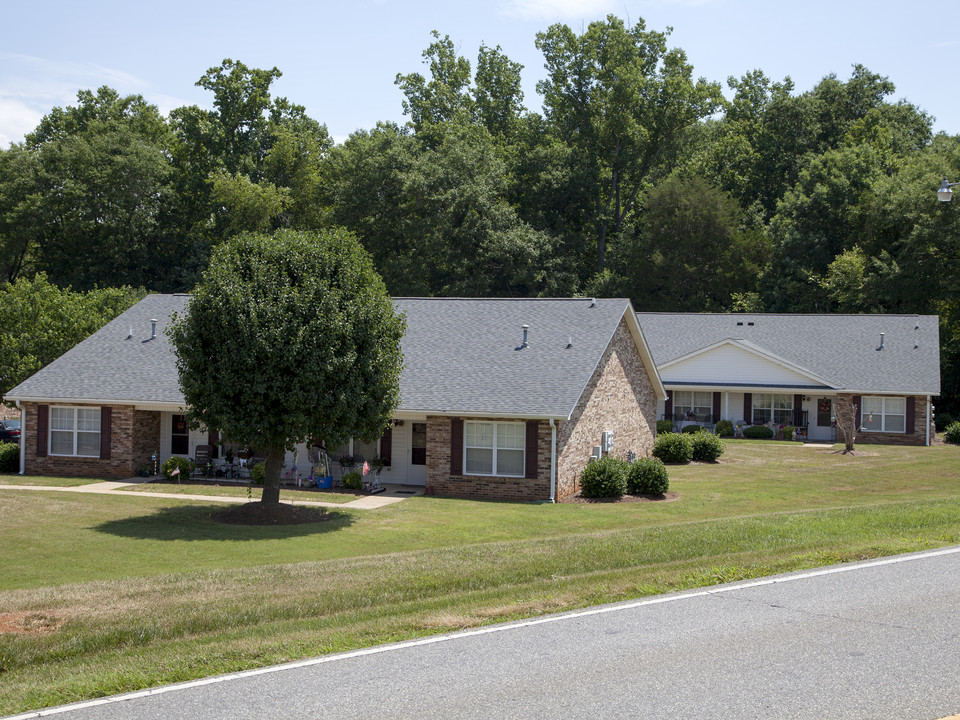 Woodcreek Senior Living - 62 years and older in Shelby, NC - Foto de edificio