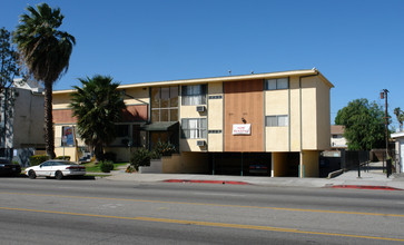 7121 Woodman Ave in Van Nuys, CA - Building Photo - Building Photo