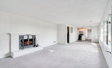 83 Crystal View Cir in Burnsville, MN - Foto de edificio - Building Photo