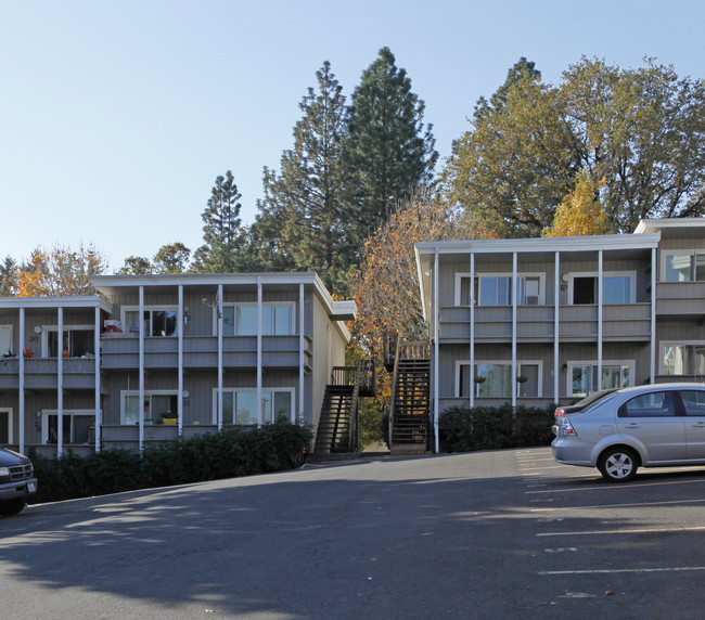 Tigard Terrace Apartments in Tigard, OR - Building Photo - Building Photo