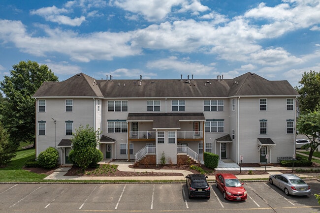 Renaissance Properties in North Brunswick, NJ - Foto de edificio - Building Photo