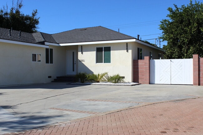 20801 Bassett St in Winnetka, CA - Foto de edificio - Building Photo