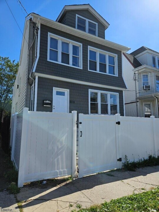 228 West End Ave in Newark, NJ - Foto de edificio