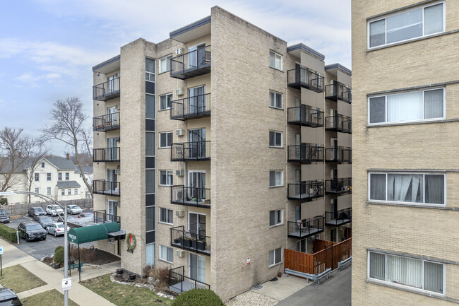 Forest Place Condominiums in Forest Park, IL - Building Photo - Building Photo