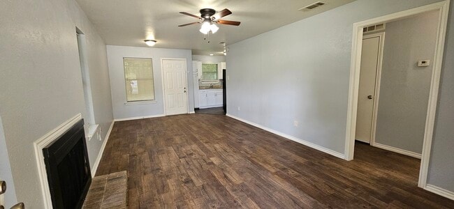 106 E Simonds Rd in Seagoville, TX - Foto de edificio - Building Photo