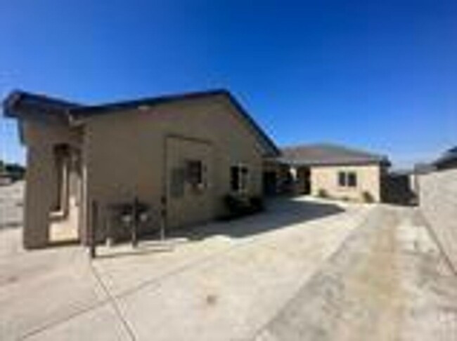 8612 Frankie Lou St in Bakersfield, CA - Building Photo - Building Photo