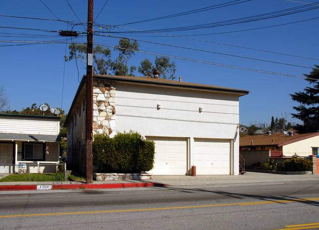 1361 Yosemite Dr in Los Angeles, CA - Building Photo - Building Photo