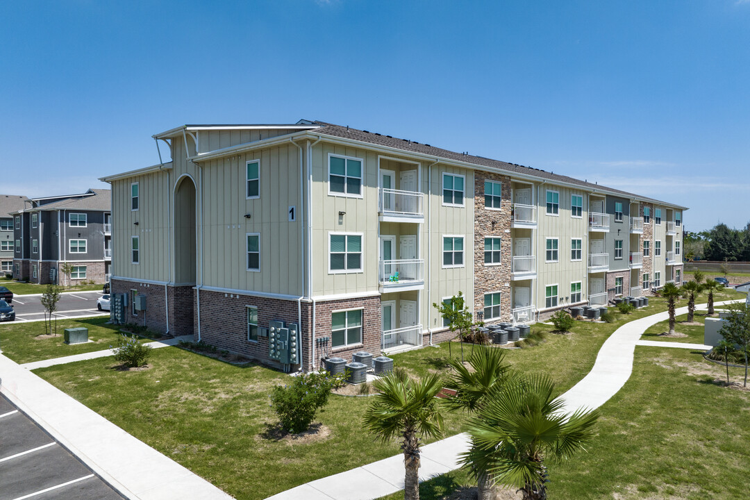 Sunland Country in Harlingen, TX - Building Photo