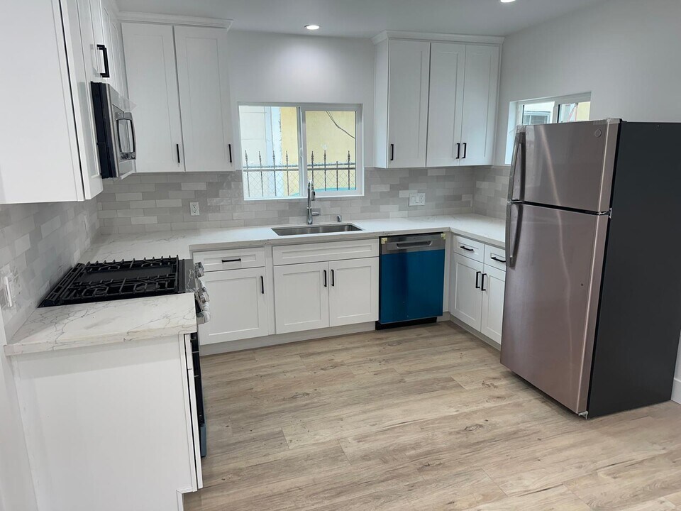 2804 S Cloverdale Ave in Los Angeles, CA - Building Photo