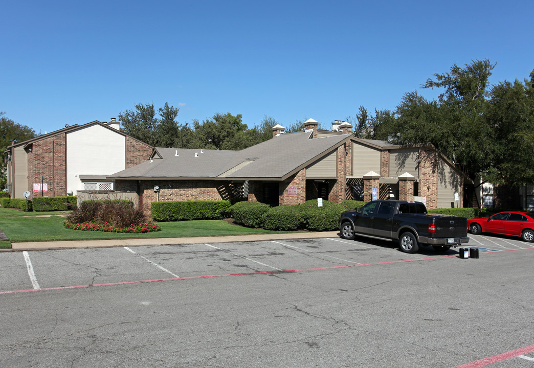 Aroya Apartments in Dallas, TX - Building Photo