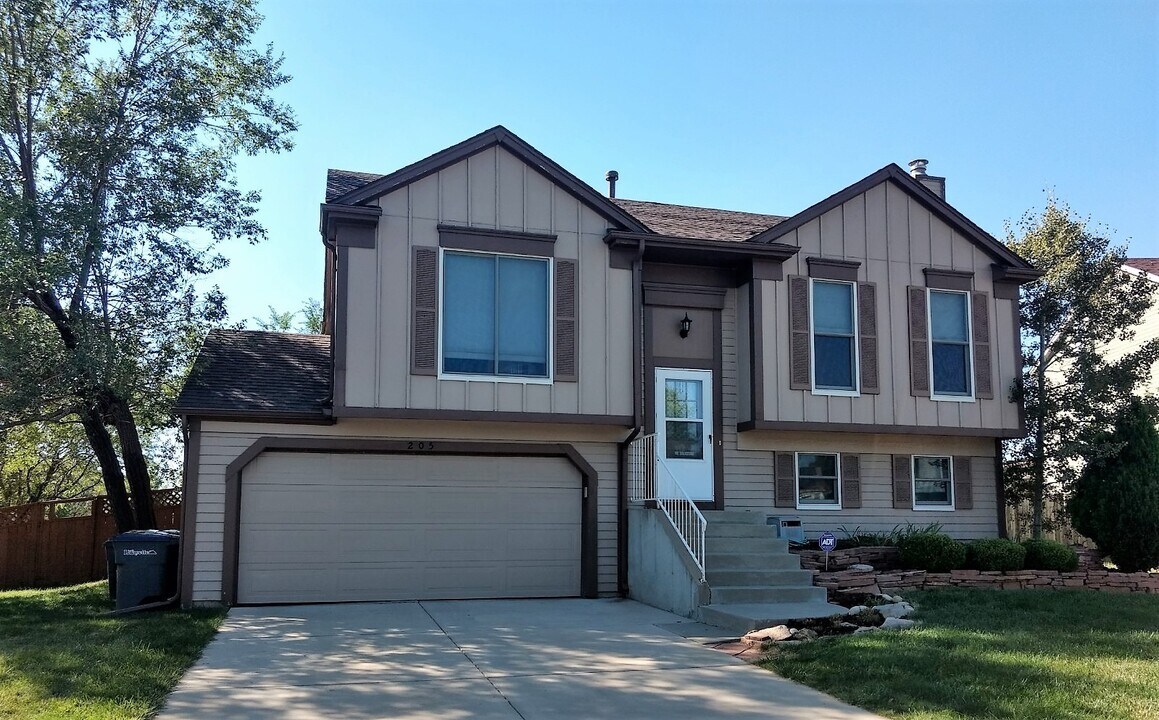 205 W Cornwall Ct in Lafayette, CO - Building Photo