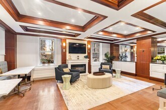 27 W 72nd St in New York, NY - Building Photo - Building Photo