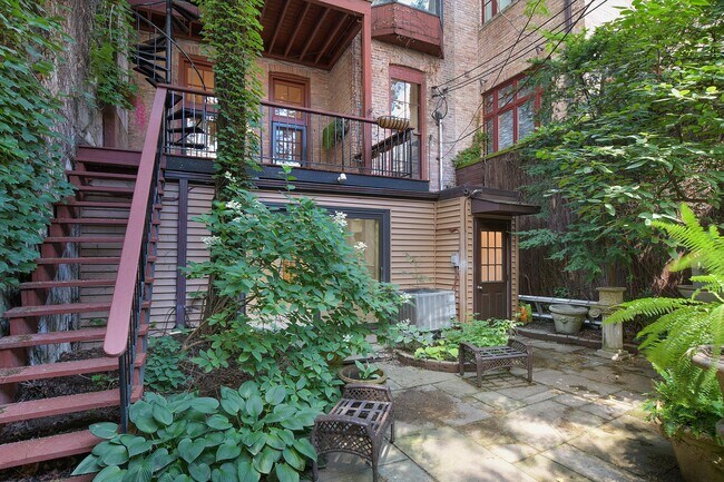 1235 N Dearborn St, Unit A in Chicago, IL - Foto de edificio - Building Photo